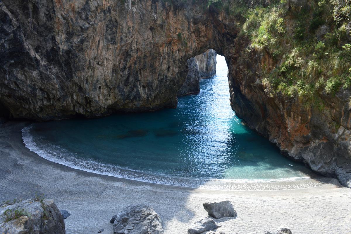 Arco naturale e laguna dell'Arcomagno a San Nicola Arcella.