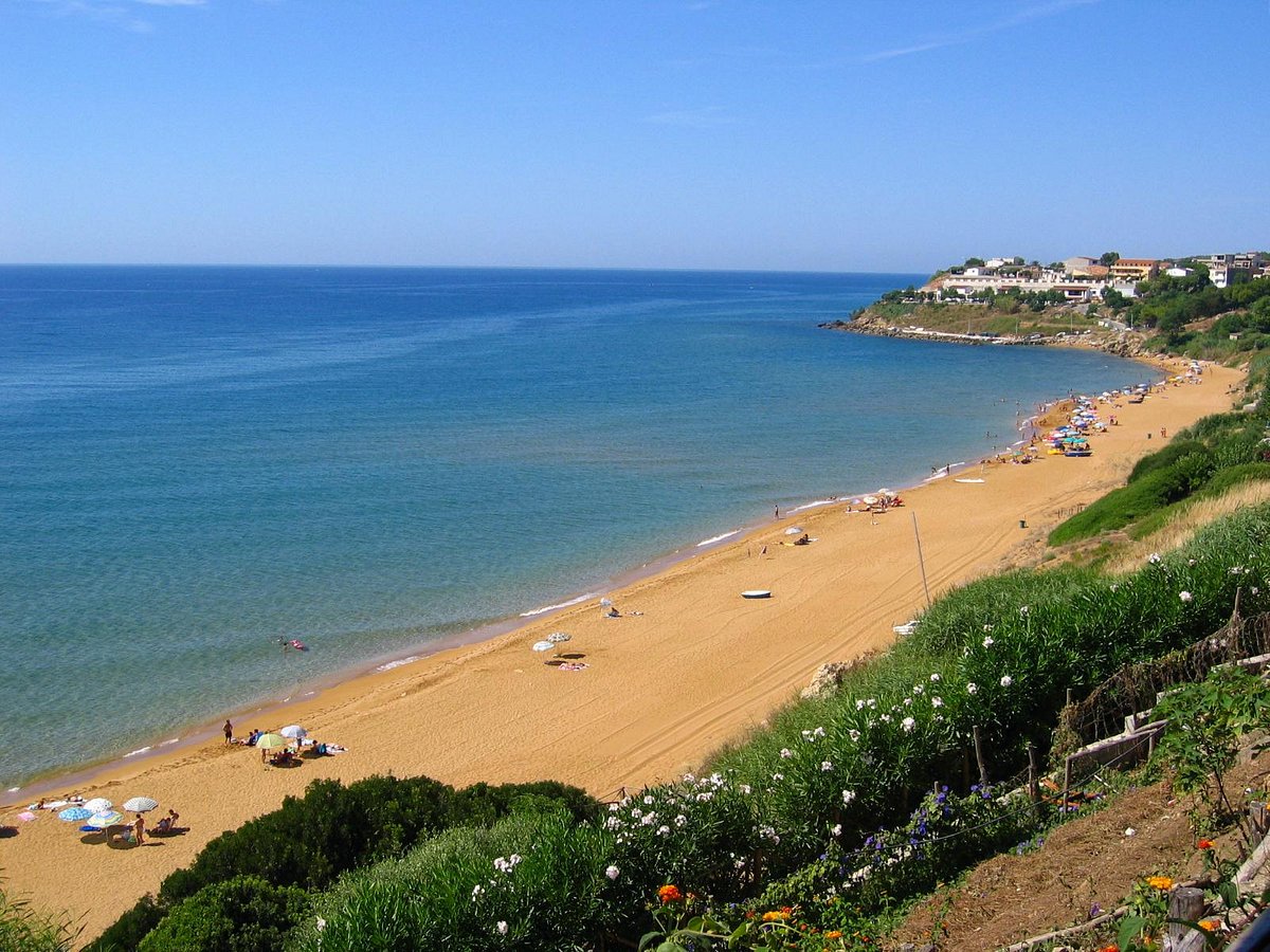 Tratto di spiaggia protetta sulla Costa dei Saraceni, nei pressi di Isola Capo Rizzuto.