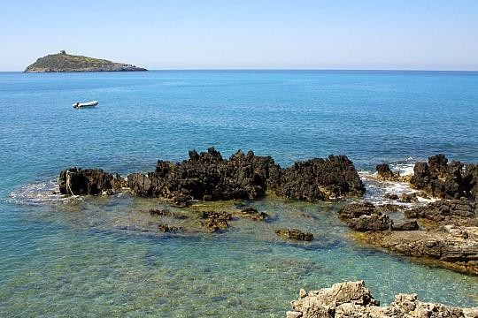 Isola di Cirella con i resti della fortezza borbonica, vista dalla costa di Diamante.