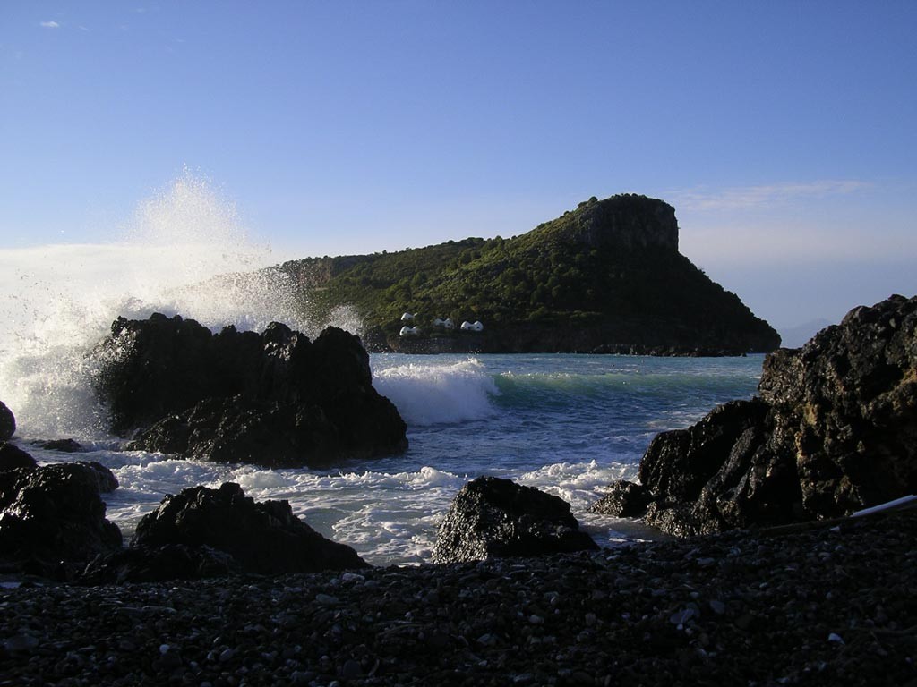 Isola di Dino al largo di Praia a Mare, con grotte marine e acqua turchese.