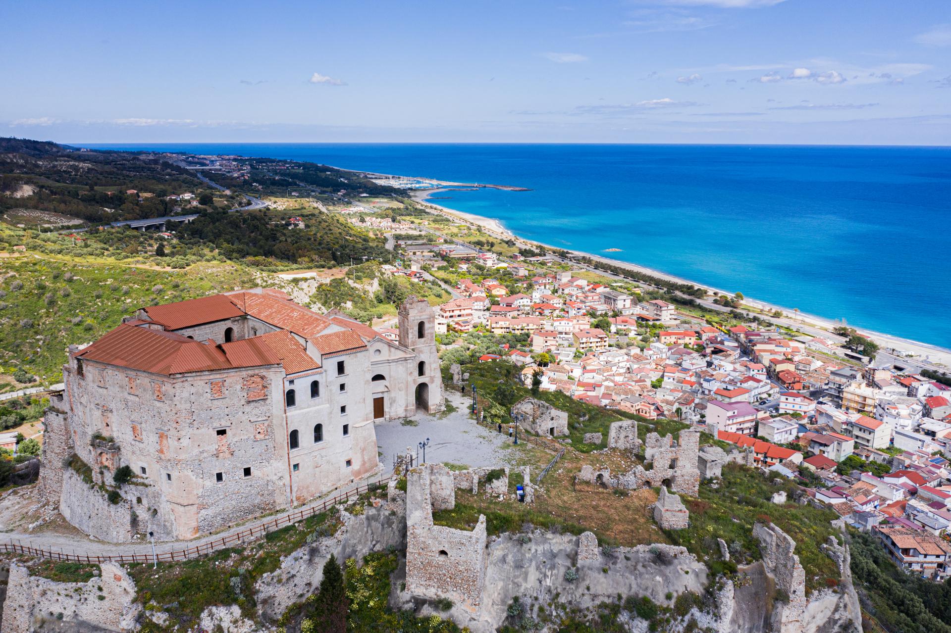 Spiaggia e promontorio di Roccella Ionica sulla Costa dei Gelsomini.