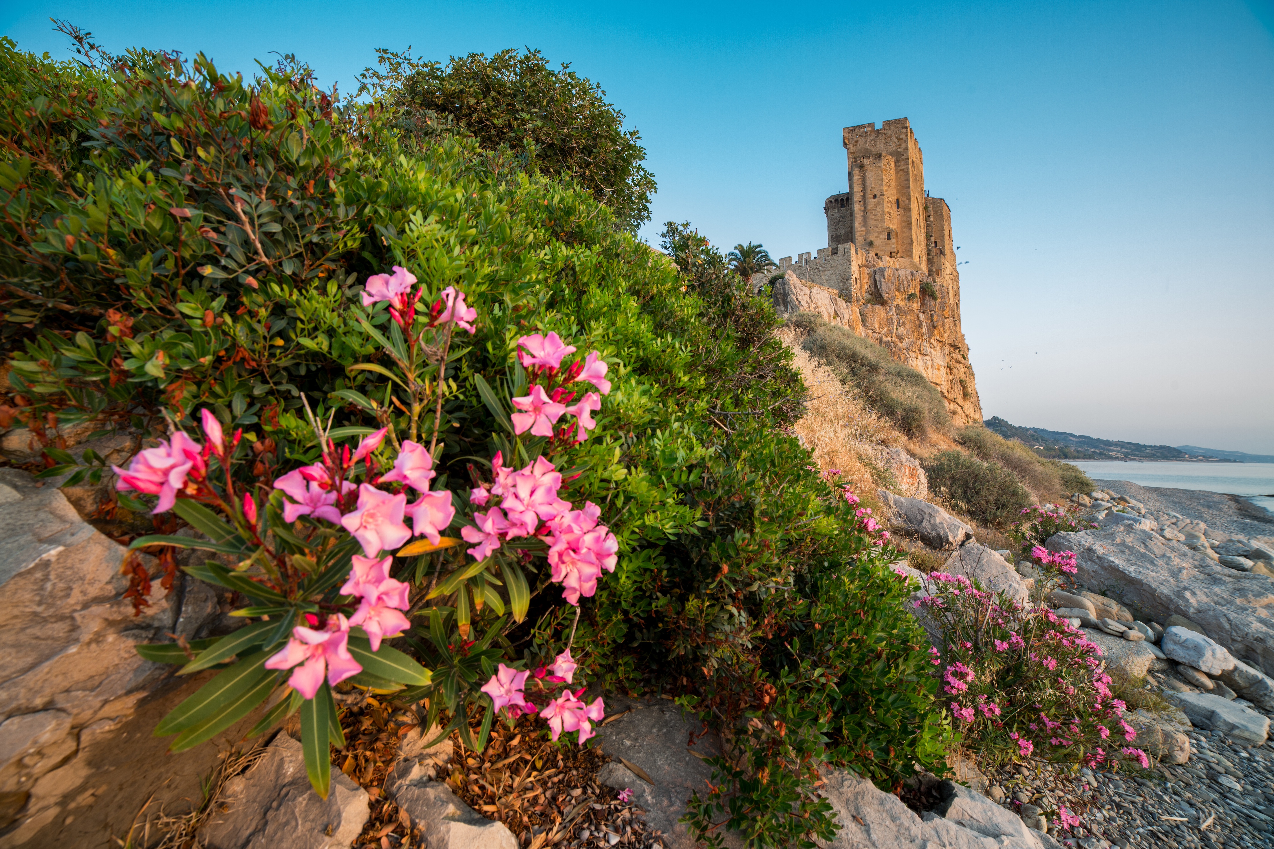 Spiaggia di Roseto Capo Spulico con il castello, sulla costa ionica settentrionale.