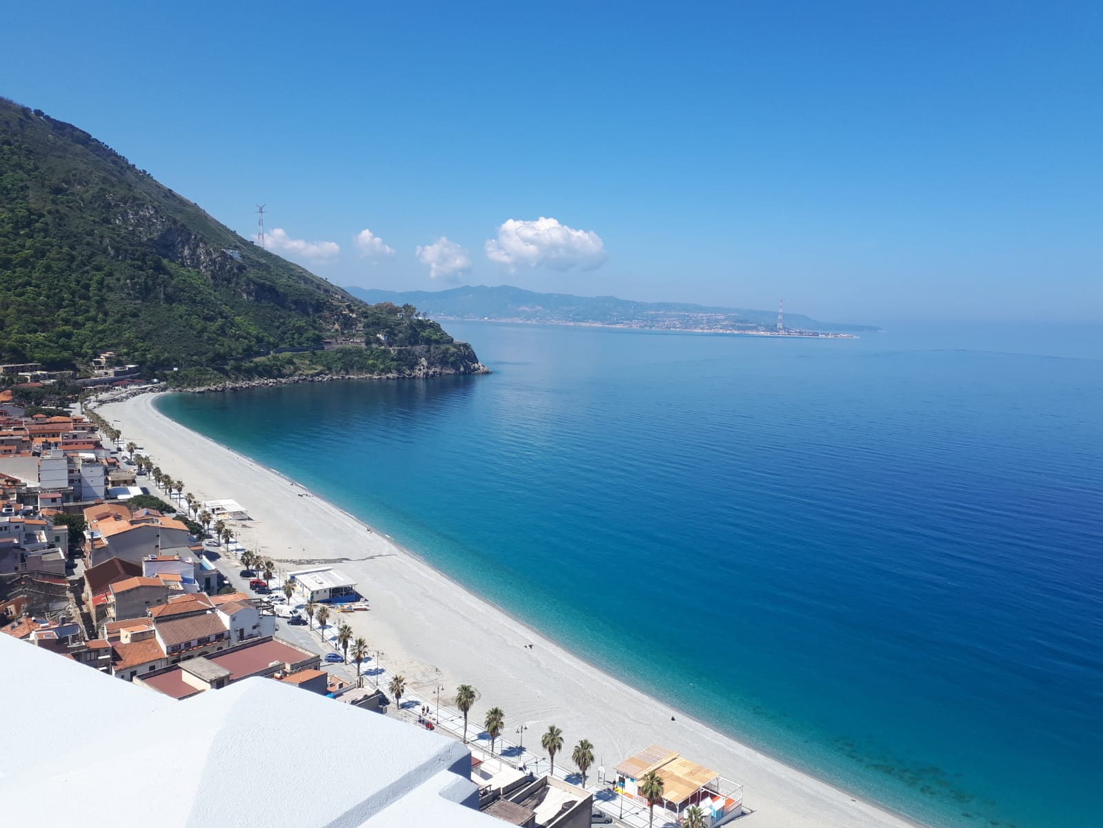 Spiaggia di Marina Grande a Scilla, con il castello e Chianalea sullo sfondo.