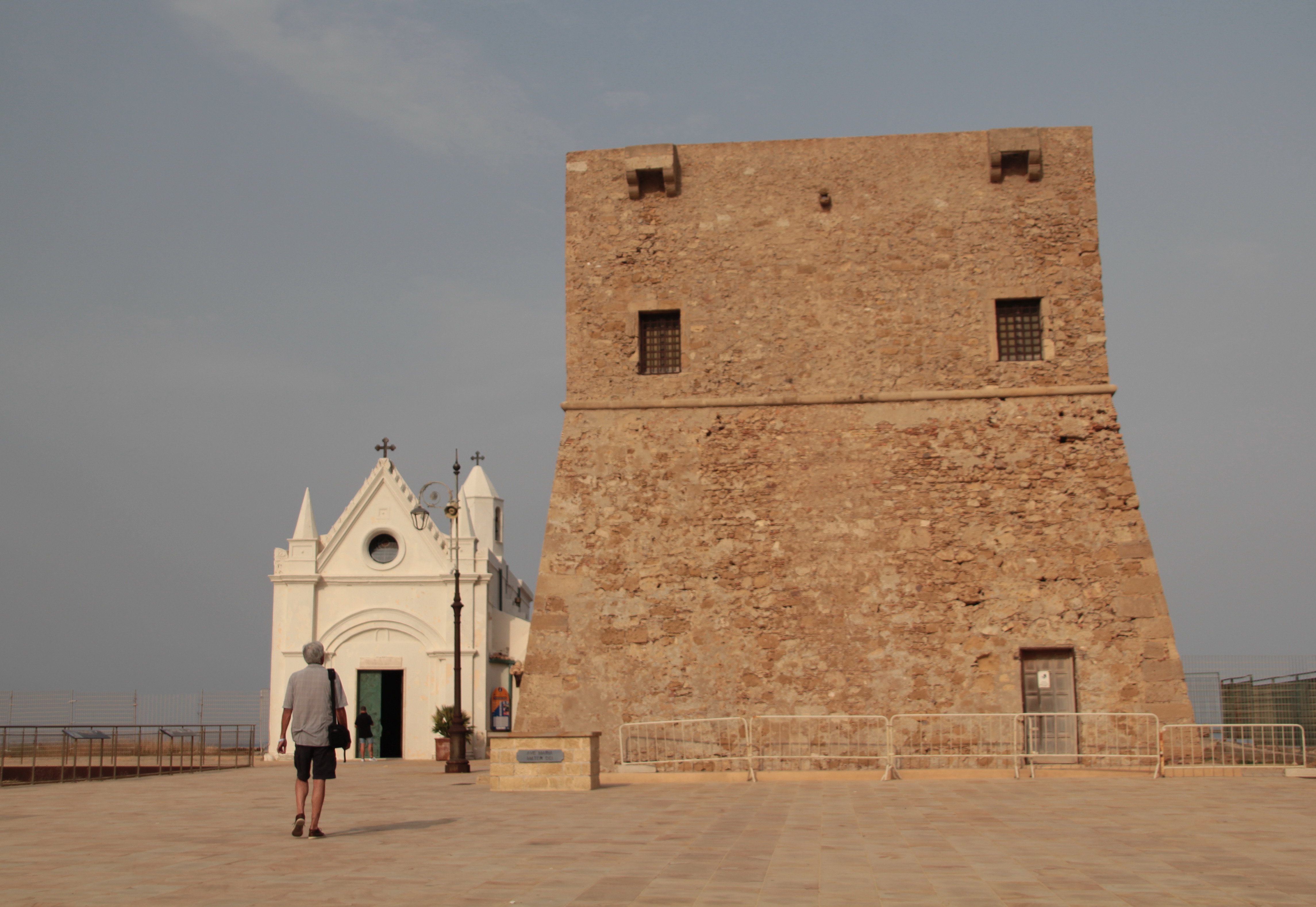 Area archeologica di Capo Colonna con la colonna superstite del tempio.