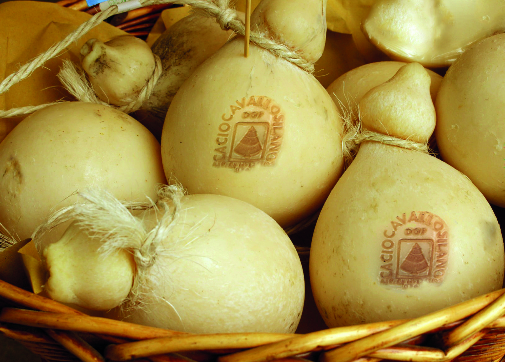 Caciocavallo Silano, formaggio della zona della Sila.