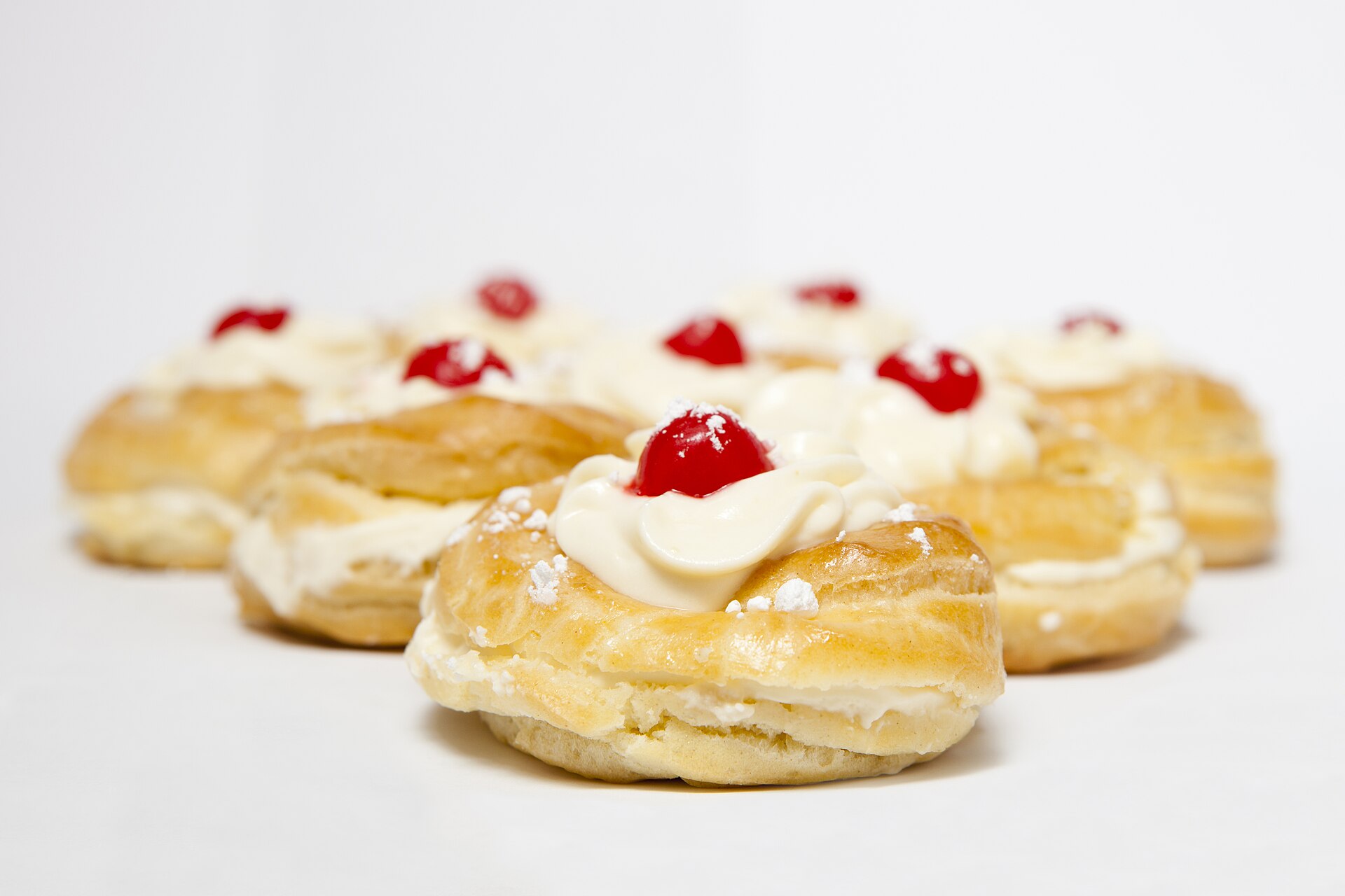 Zeppole di San Giuseppe servite a Lamezia Terme.