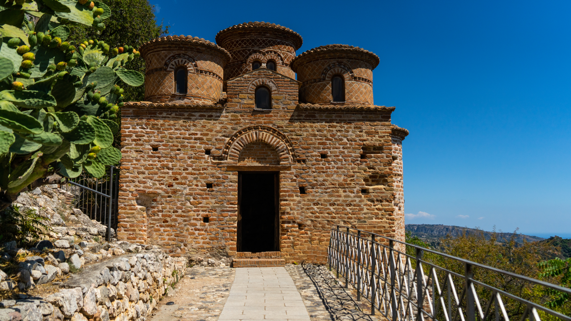 La chiesa bizantina a cinque cupole della Cattolica di Stilo sulla collina rocciosa.