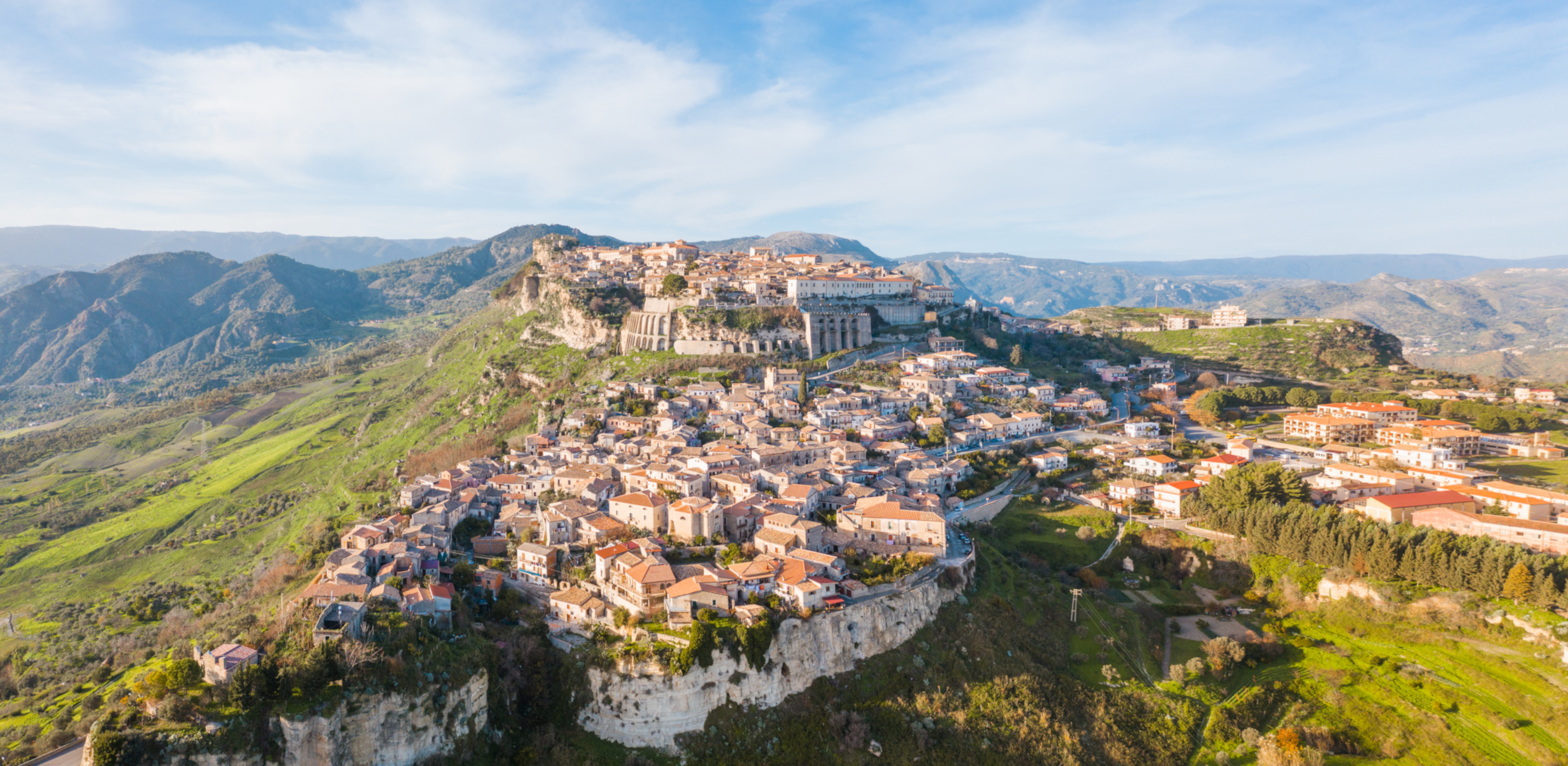 Il borgo di Gerace in collina con la cattedrale bizantino-normanna e le vie medievali.