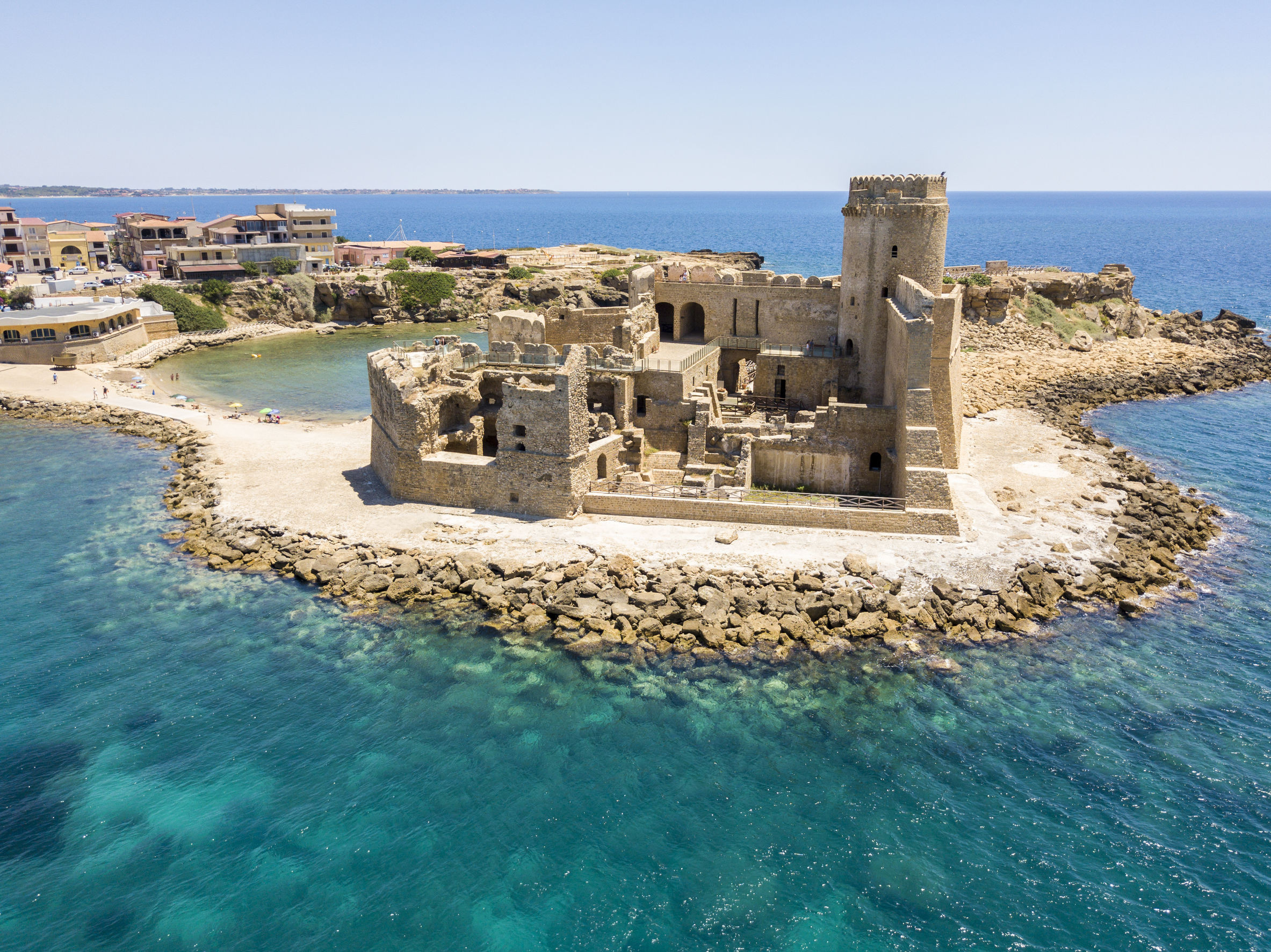 La fortezza aragonese di Le Castella che emerge dalle acque basse dello Ionio a Isola Capo Rizzuto.
