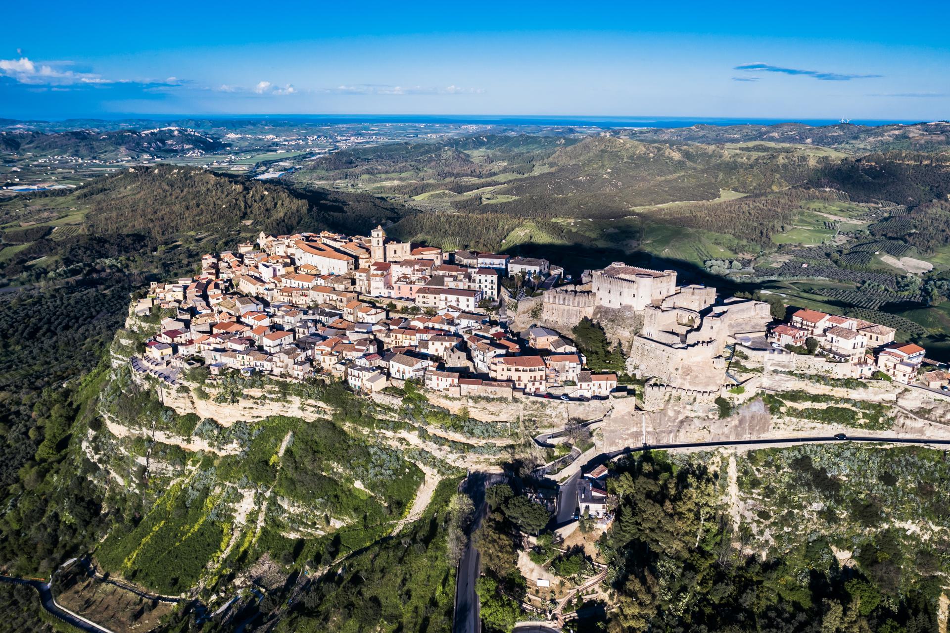 Il borgo fortificato in collina di Santa Severina con il castello normanno-svevo.